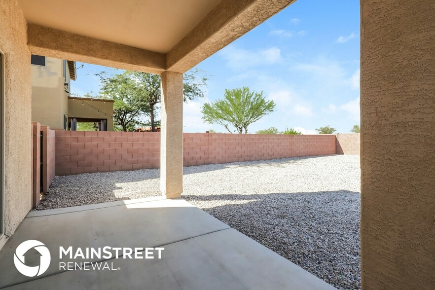 Building Photo - 1027 E Madera Grove Ln