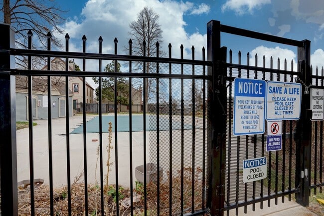 Building Photo - Wonderful 2 bed 2 bath Townhouse with Fire...