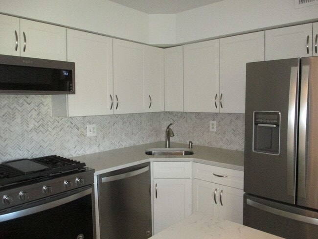 Building Photo - Two Bedroom, Two Bath Condo Located Near T...