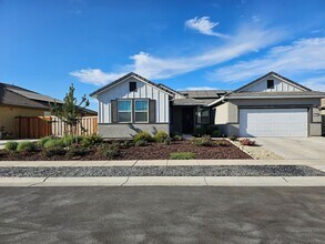 Building Photo - Beautiful Single Story 4 bed, 2 bath with ...