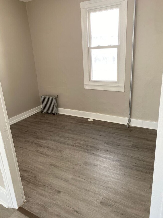 Building Photo - 3 BR, 1 BA House