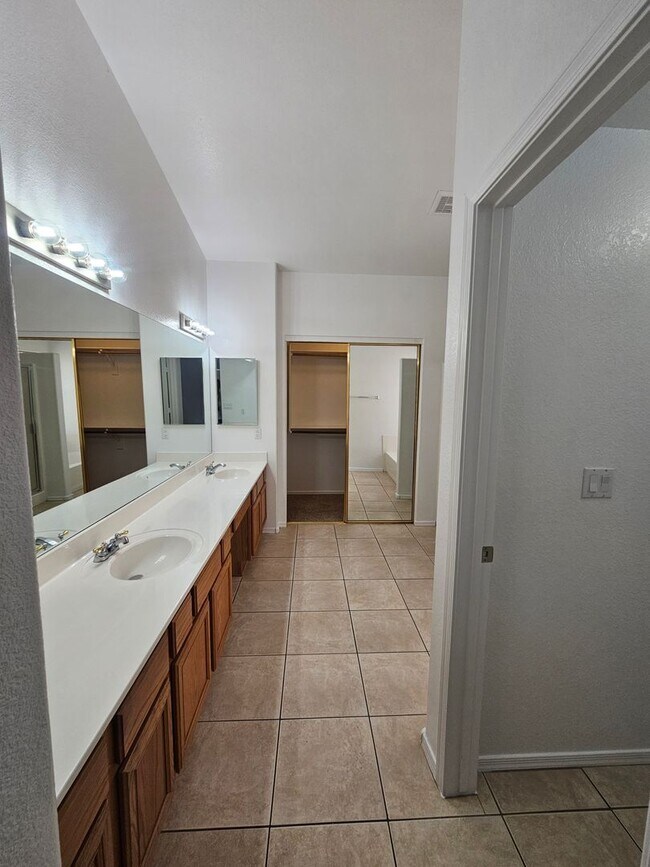 Building Photo - 3 Bedroom Home - No HOA - North Phoenix ** Move In Special $1000 off 1st Month**