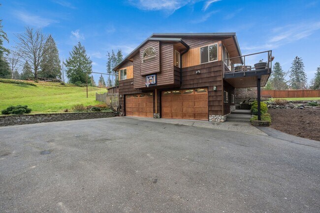 Building Photo - 5 Bedroom 3 Bathroom House With A Huge Yard