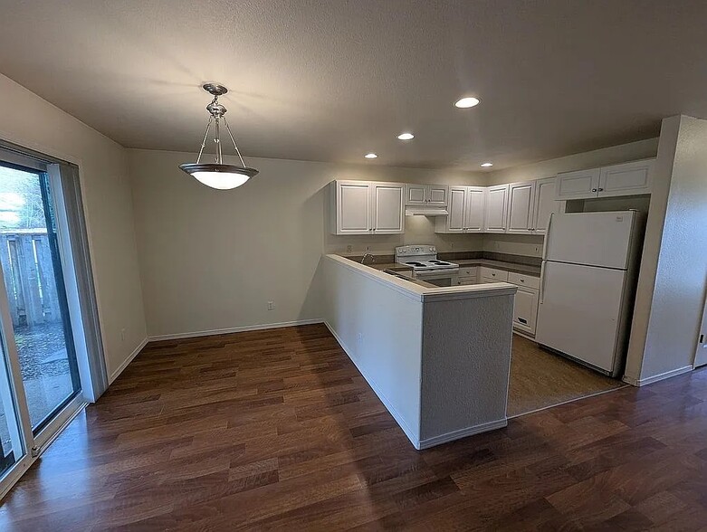 Building Photo - 3144 SE Sternwheeler Dr