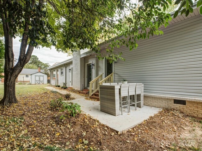 Building Photo - 2016 Wedgedale Dr