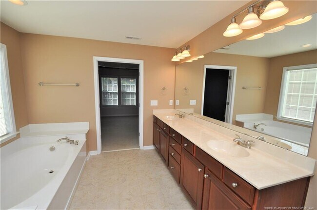 Building Photo - 300 Sutton Glen Dr