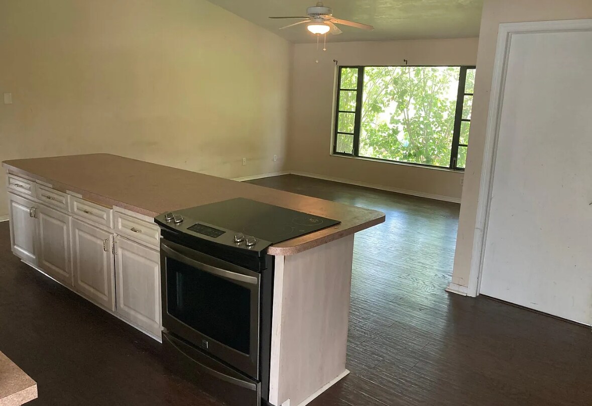 Building Photo - 313 SE 33rd St