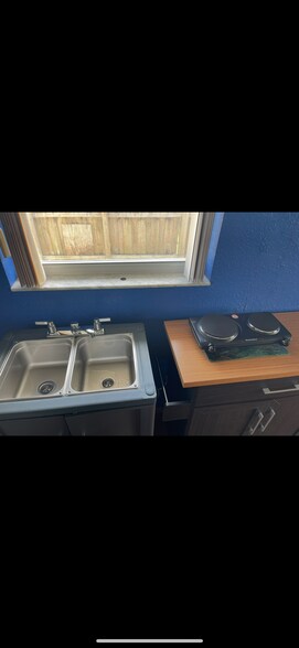 Portable sink - 19811 Eagle Nest Rd