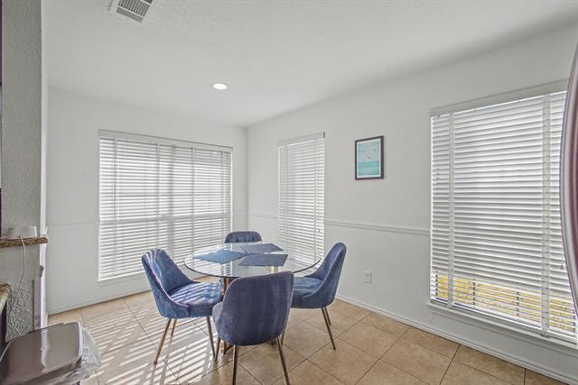 Building Photo - 913 Sandhurst Dr