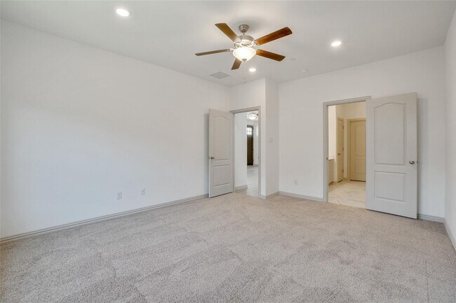 Building Photo - Luxury living in this stunning 4 bedroom, 3 bath home