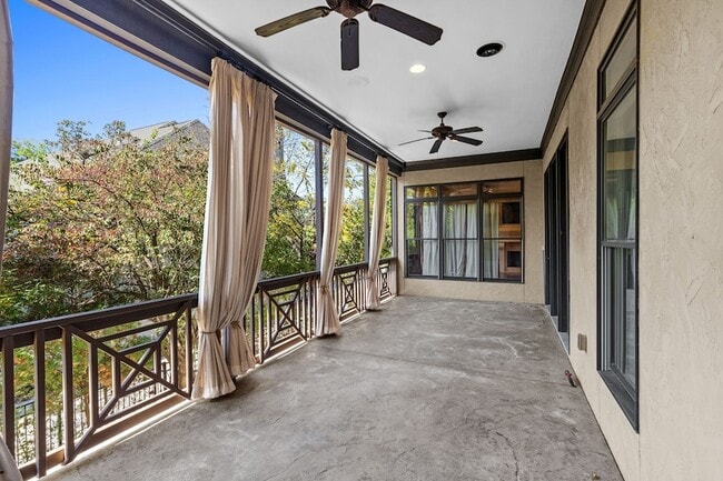 Building Photo - 2019 Overhill Dr