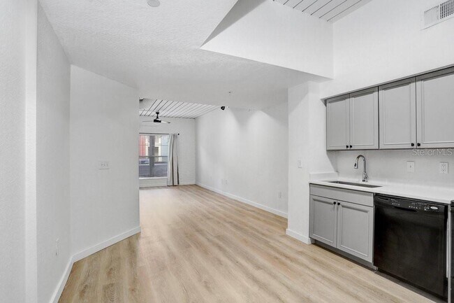 Building Photo - 2440 W Horatio St