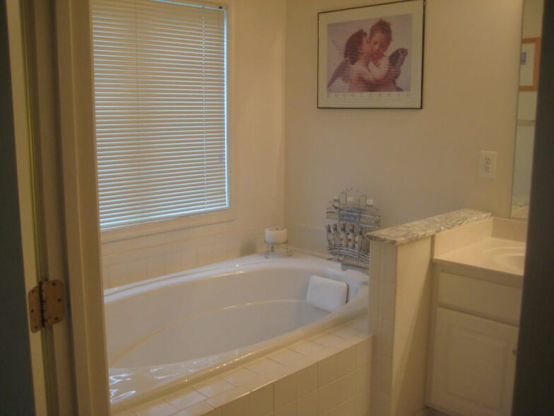 Building Photo - 417 Clayton Ln