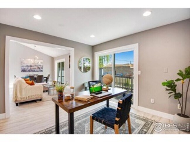 Building Photo - Recently Renovated and Updated 5 BR Townho...