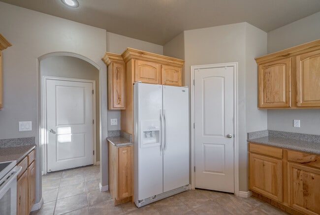 Building Photo - Beautiful St. George Home - Community Pool...