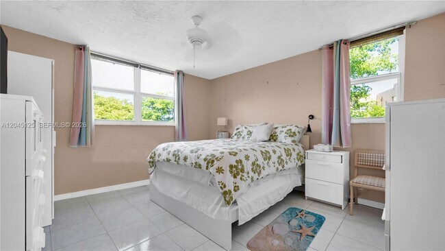 Building Photo - 2861 Somerset Dr