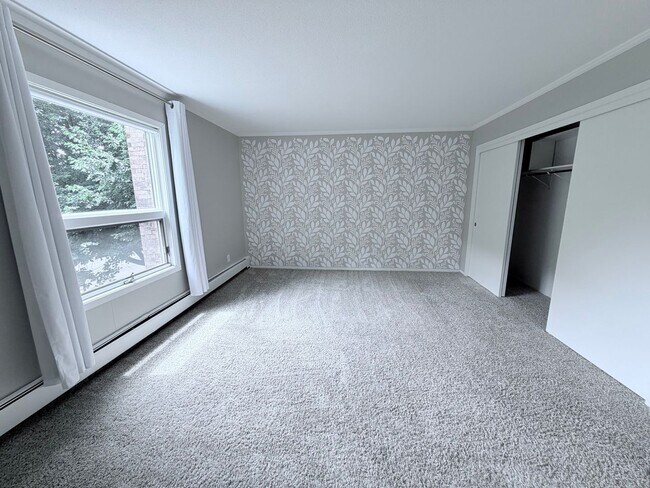 Building Photo - Large 1BR Condo with Patio, Heated Parking, Pool, Sauna & Tennis Courts!