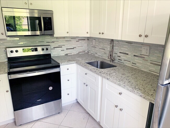 Building Photo - 508 Gardens Dr