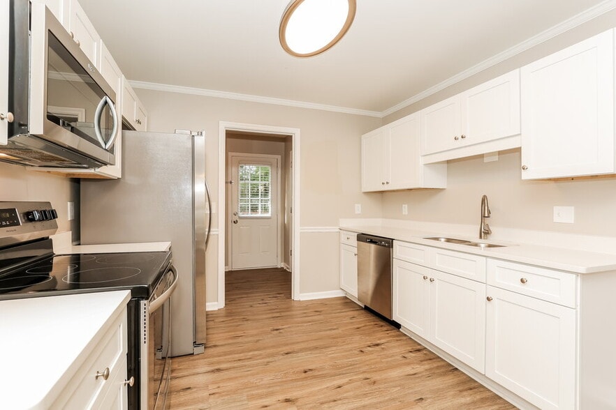 Building Photo - 2409 Racquet Club Dr