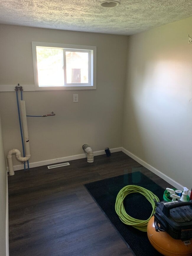 Building Photo - 1 bed 1 bath house