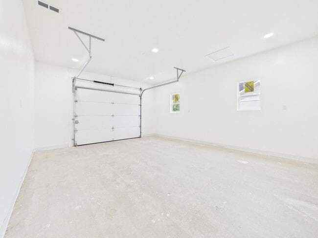 Building Photo - 204 S Woodworth Ave