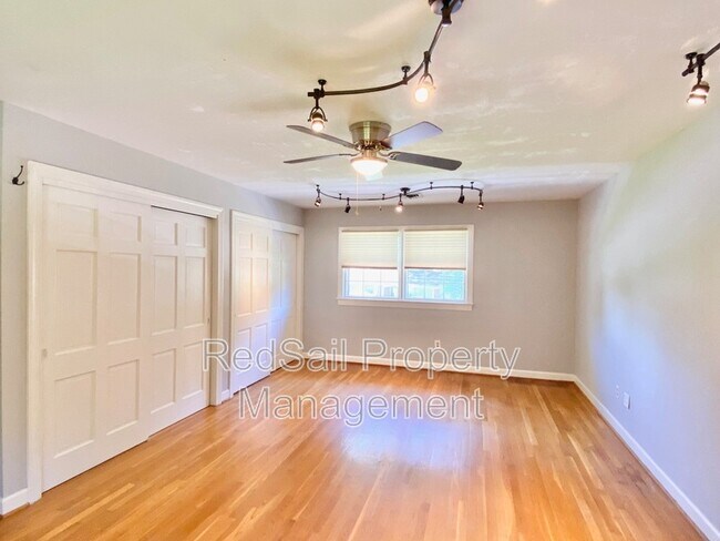 Building Photo - 487 Harwin Dr