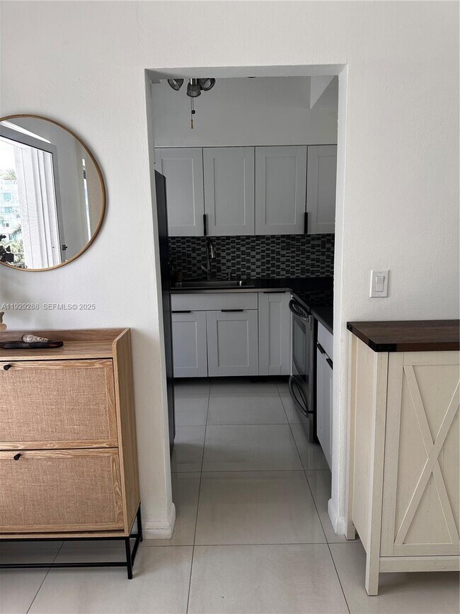 Building Photo - 10250 W Bay Harbor Dr