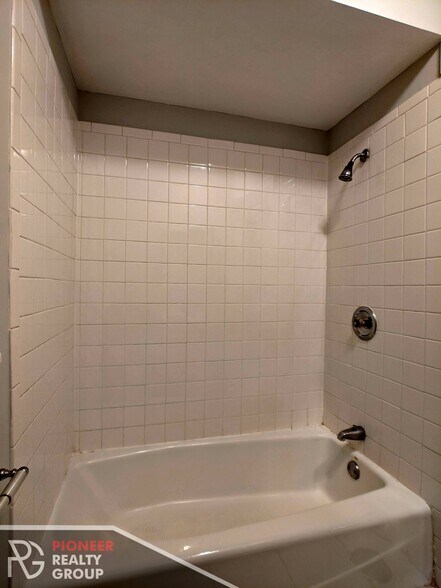 Building Photo - 833 W Wolfram St