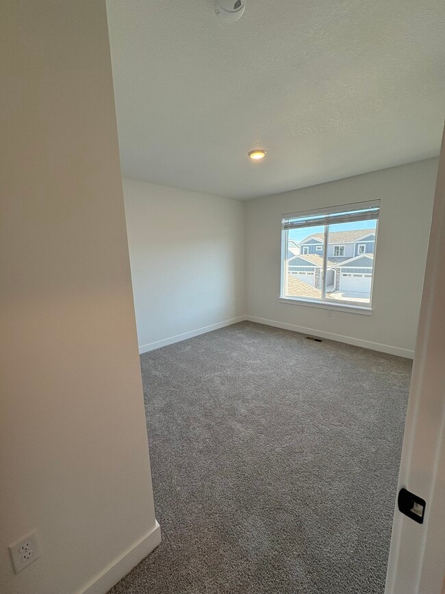 Building Photo - 230 Nw Waverly Dr