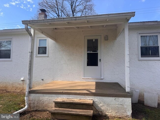 Building Photo - 1212 W King Rd