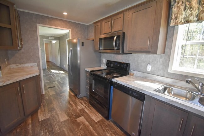 Building Photo - Two Bedroom Updated Mobile Home with Fenced Yard!