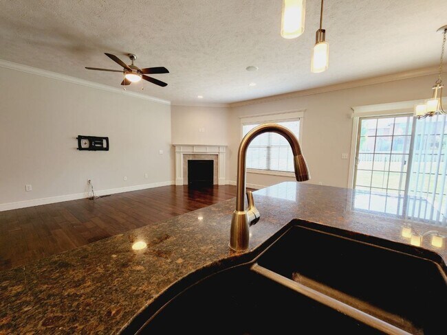 Building Photo - 5040 E Hedgerow Dr