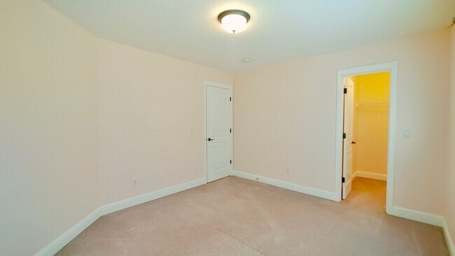 Building Photo - **$1000 OFF FIRST FULL MONTHS RENT**  Gorg...