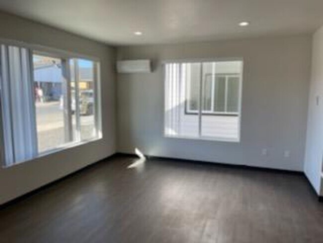 Building Photo - 1005 Greenfield Dr