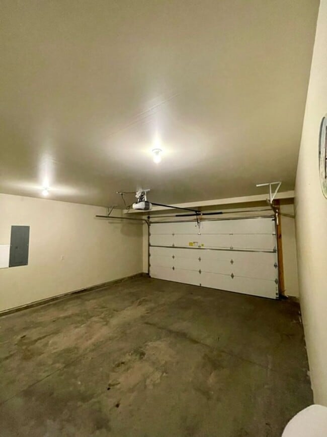 Building Photo - Townhouse - 3 Bedrooms 2 1/2 Bathrooms