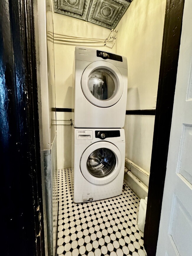 Building Photo - Fully Furnished 3 bed / 1.5 bath Historic Lynchburg Home near downtown.