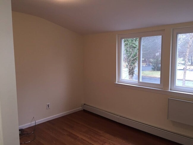 Building Photo - 68 University Heights Dr