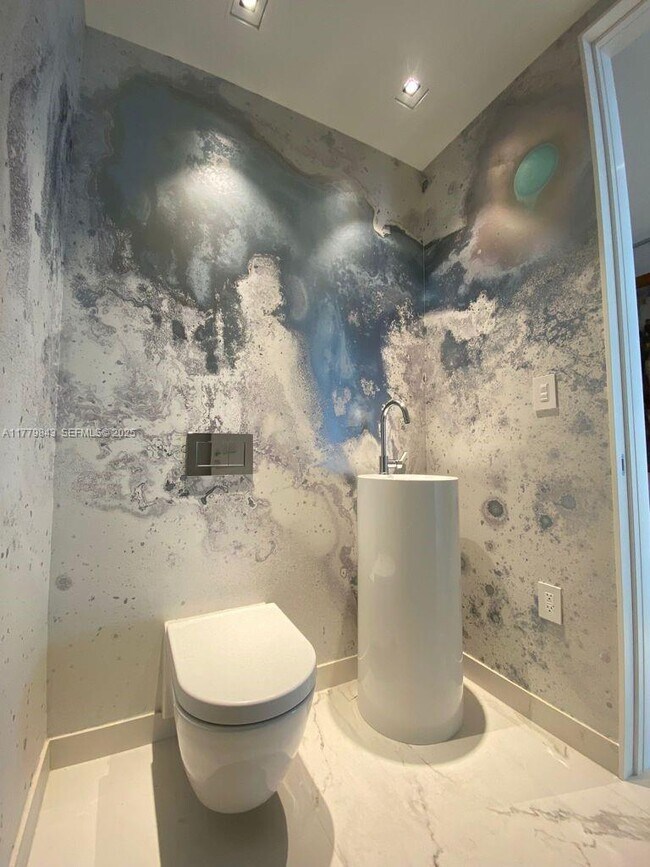 Building Photo - 1000 Biscayne Blvd