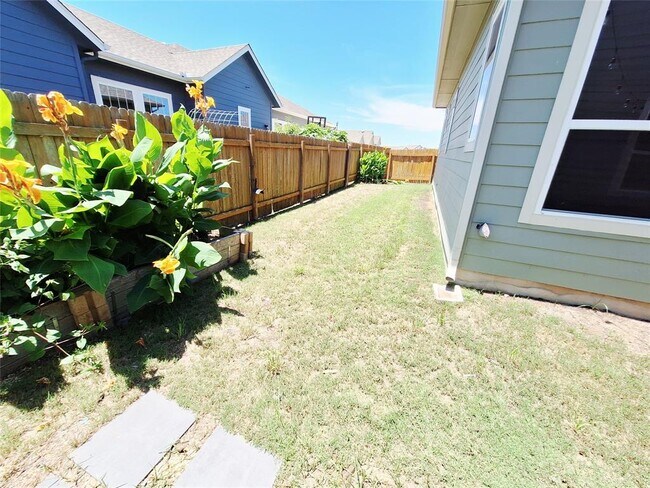 Building Photo - 7800 Hillock Terrace