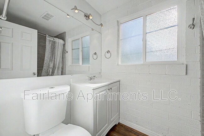 Building Photo - 428 E 5th Ave