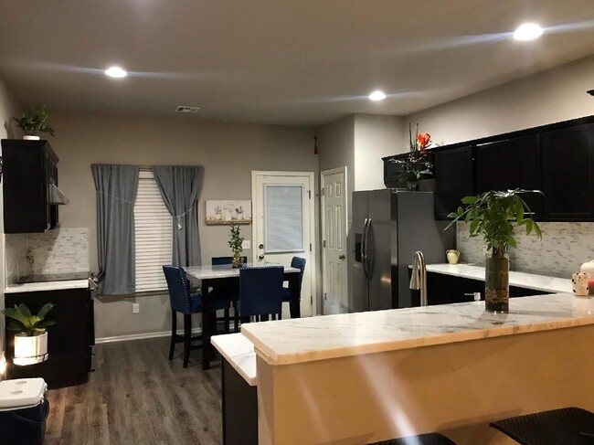 Building Photo - 10233 Hidden Village Dr