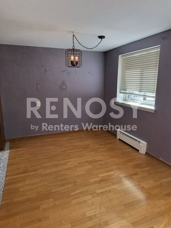 Building Photo - Available June 10th 2 Bedroom 1 Bath Condo in Minneapolis