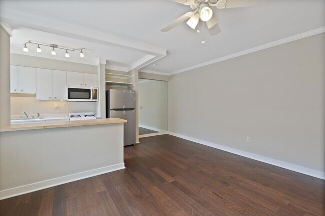 Building Photo - NEWLY RENOVATED West End/Dupont Efficiency!