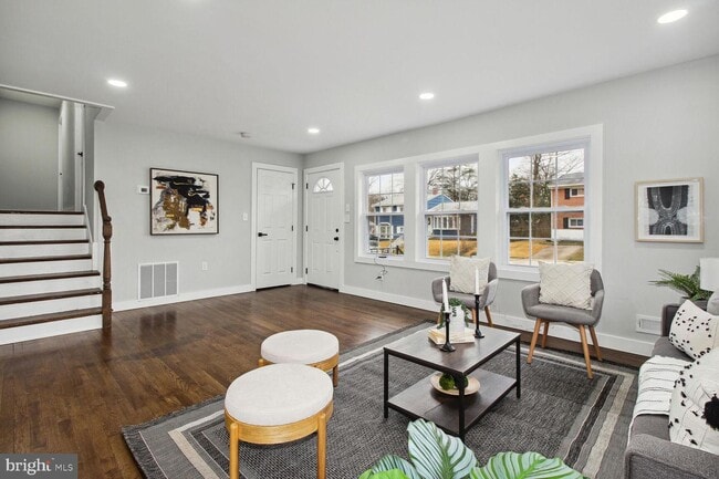 Building Photo - 10 Wendslow Rd