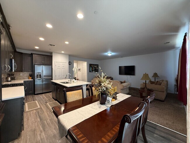 Building Photo - Must See! Fully furnished 3 bedroom, 2 bat...