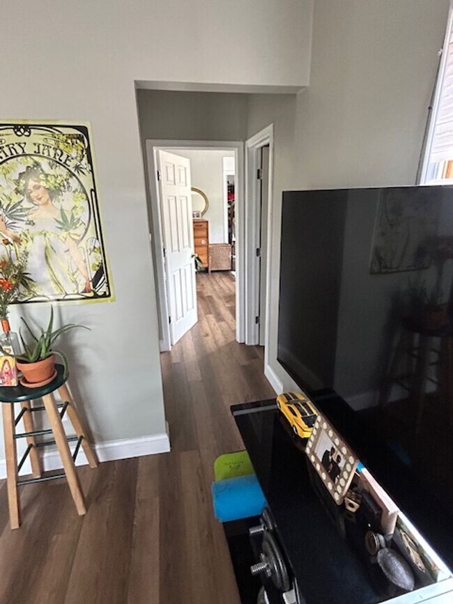 Building Photo - Contemporary 1BR/1BA - Location Meets Styl...