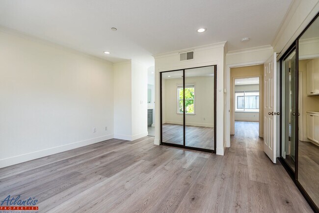 Building Photo - Beautiful Townhouse | Desirable Location