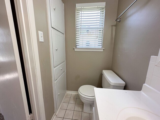 Building Photo - Charming 3-Bedroom, 2-Bathroom Home – Avai...