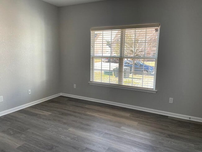 Building Photo - Woodbridge Pointe