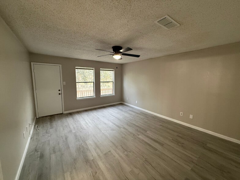 Building Photo - 4401 River Valley Dr